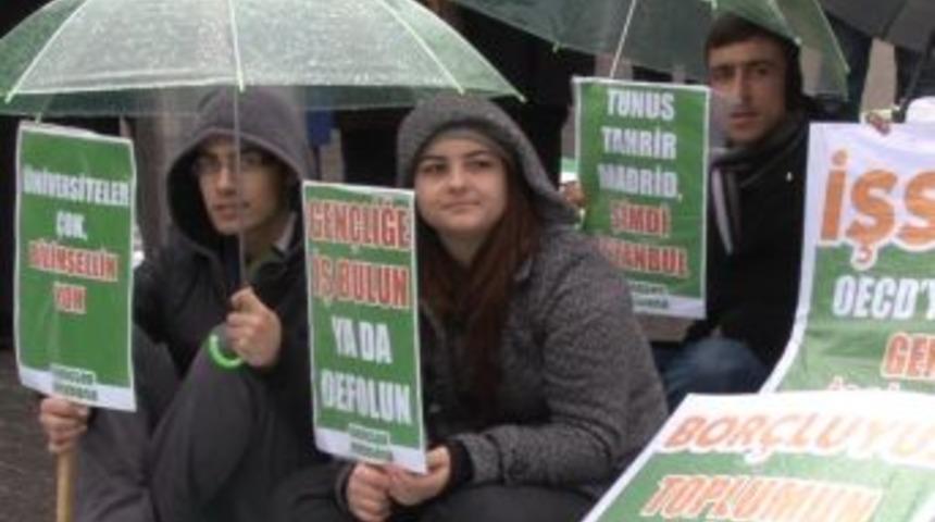 İşsizliğe dikkat &ccedil;eken &uuml;niversitelilerden oturma eylemi