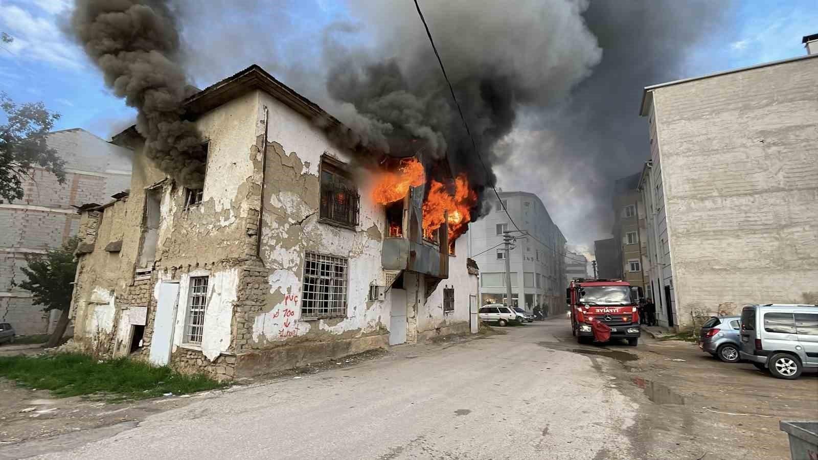 Karaman’da metruk ev alevlere teslim oldu