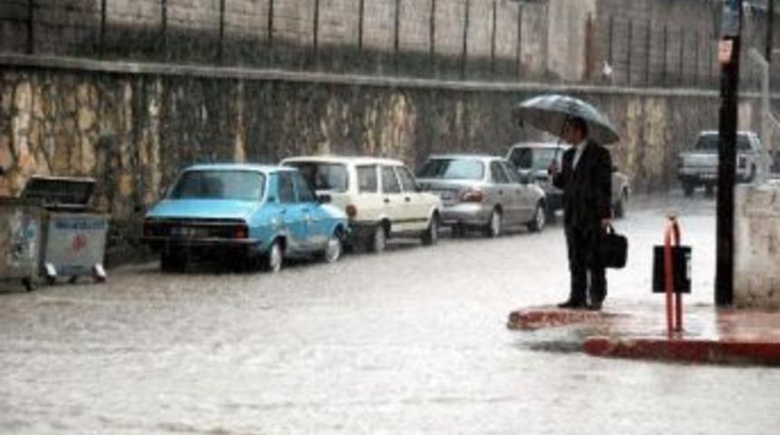 Sağınak yağış Mersin&rsquo;i fel&ccedil; etti