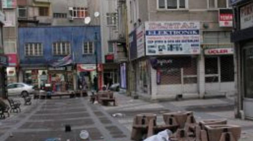 R&uuml;zgar reklam tabelalarını u&ccedil;urdu: 2 yaralı