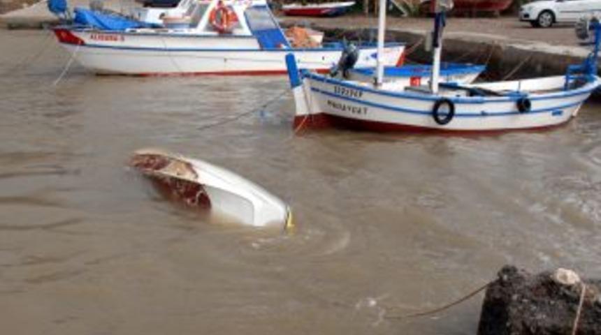 Side'de şiddetli fırtına 2 balık&ccedil;ı teknesine batırdı