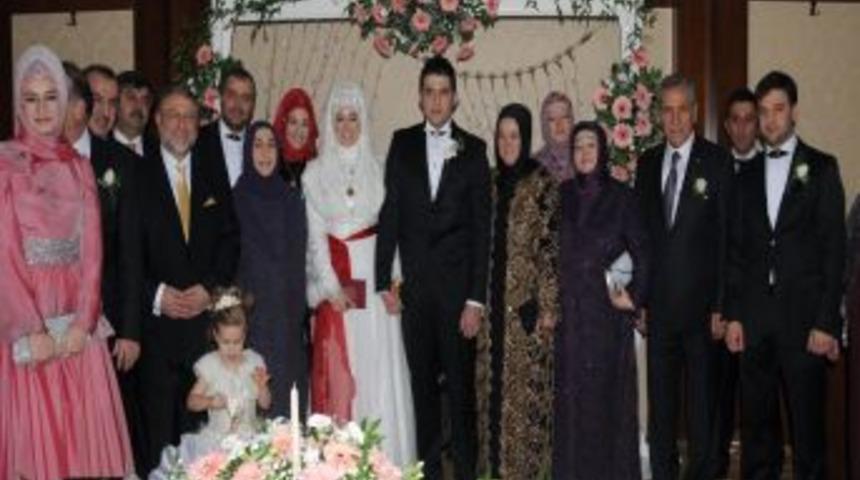 Başbakan Yardımcısı Arın&ccedil;, Manisa&rsquo;da nikah şahitliği yaptı
