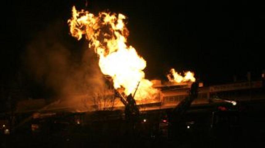 Erzincan&rsquo;da kozmetik deposu alev alev yandı