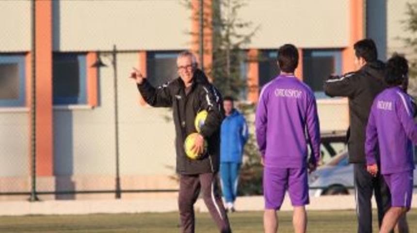 D&uuml;nyaca &uuml;nl&uuml; teknik adam Hector Cuper: T&uuml;rk ligi son derece kaliteli