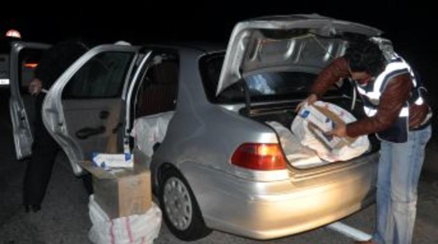 'Dur' ihtarına uymayan ara&ccedil;tan 400 karton ka&ccedil;ak sigara &ccedil;ıktı