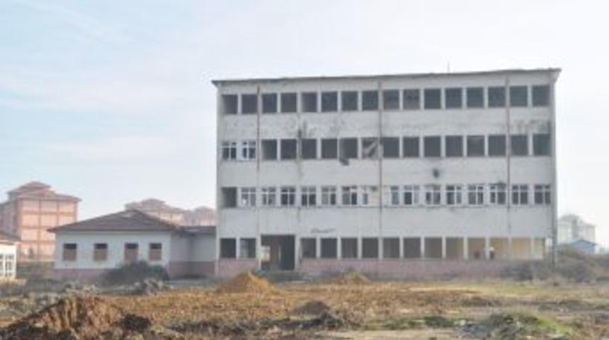 Deprem harabesi okul yıkım i&ccedil;in bakanlık onayını bekliyor