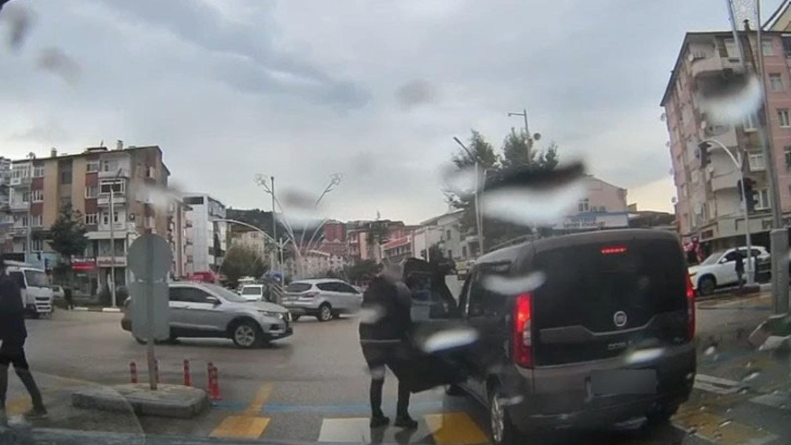 Ambulansa yol açmak için araçlarından inip sürücüyü uyardılar