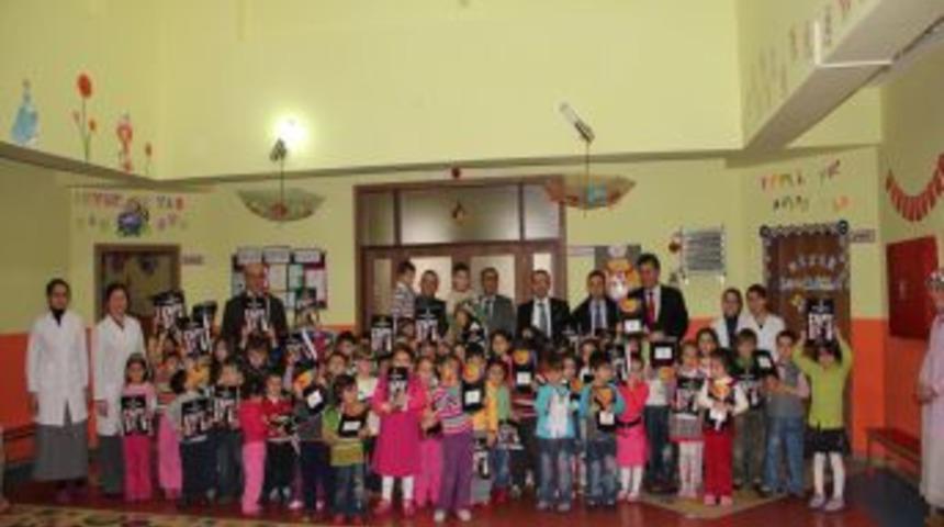 İlk&ouml;ğretim okulu &ouml;ğrencilerine boyama kitabı ve kuru boya