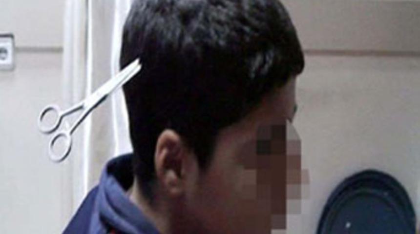 Başına saplanan makasla hastaneye getirildi