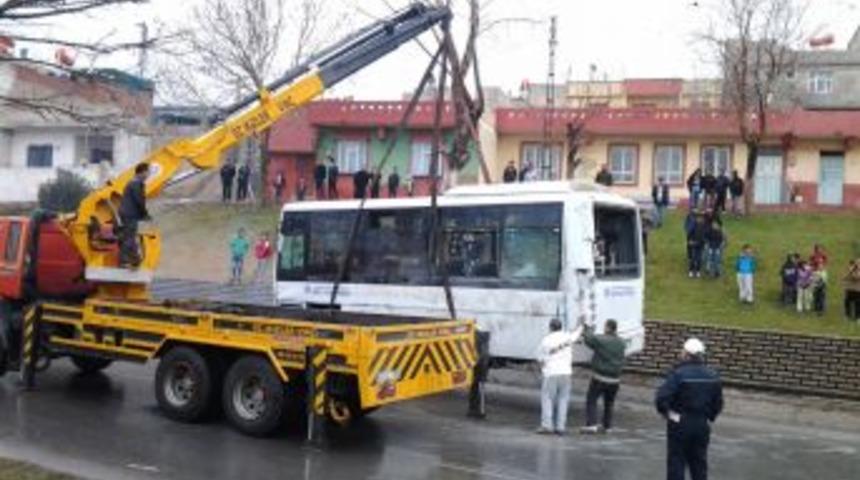 Halk otob&uuml;s&uuml; kaygan zeminde devrildi, 10 kişi yaralandı