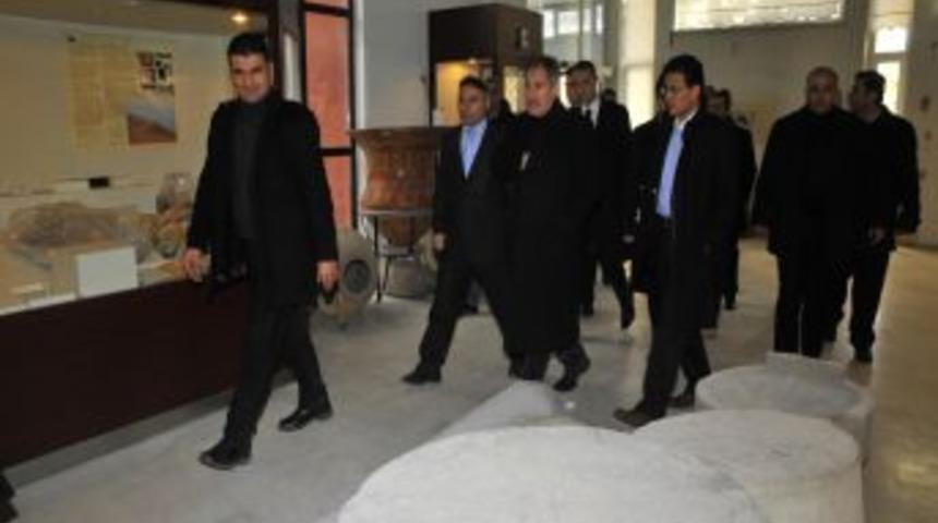 Bakan Günay, depremde hasar gören tarihi mekanlarda incelemelerde bulundu