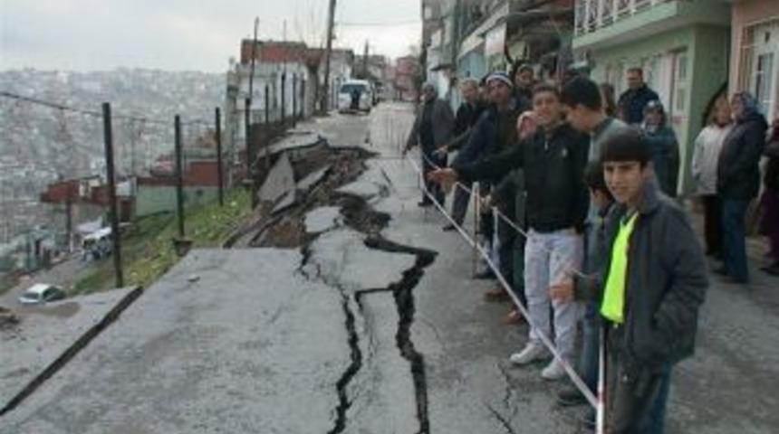 İzmir'de yağışlar yol çökertti