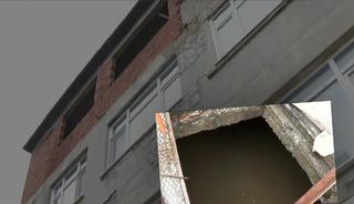 Apartmanların altından dere akıyor! Canlı yayında g&ouml;sterdi