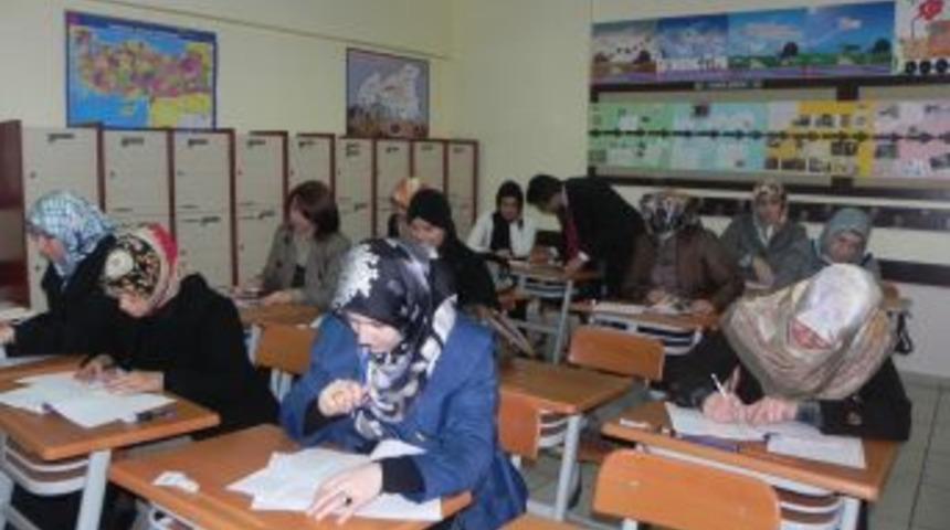 Veliler çocuklarının sırasında sınava girdi