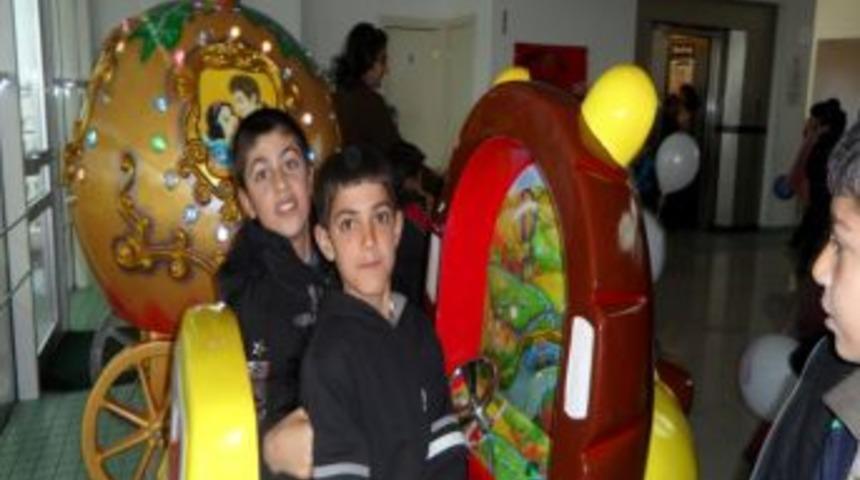 Polis, depremzede çocukları sinemaya götürdü