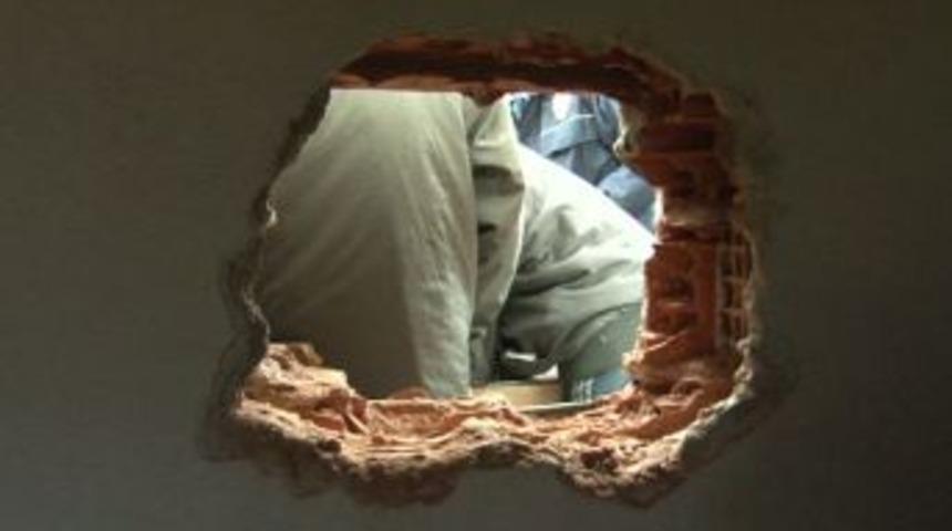 Duvarı delip girdikleri kuyumcudan, 150 bin liralık altını &ccedil;aldılar