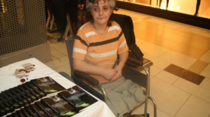 Vatandaşlar, engelli kadının yazdığı kitap standına ilgi g&ouml;stermedi