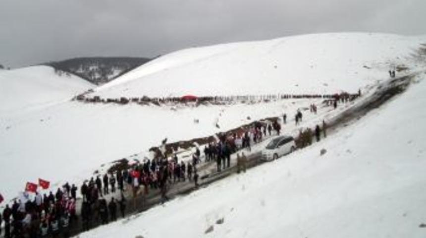 Allahuekber Dağları'nda binlerce kişi şehitlerle y&uuml;r&uuml;d&uuml;