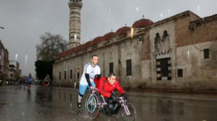 Adana'da yağmura rağmen maraton b&uuml;y&uuml;k ilgi g&ouml;rd&uuml;