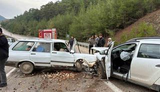 Adana&rsquo;da iki otomobil &ccedil;arpıştı! 1 &ouml;l&uuml;, 2 yaralı