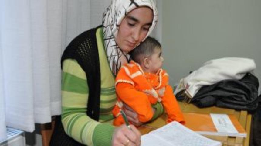 Okuma yazma &ouml;ğrenmek i&ccedil;in 5 aylık bebeğiyle kursa koştu