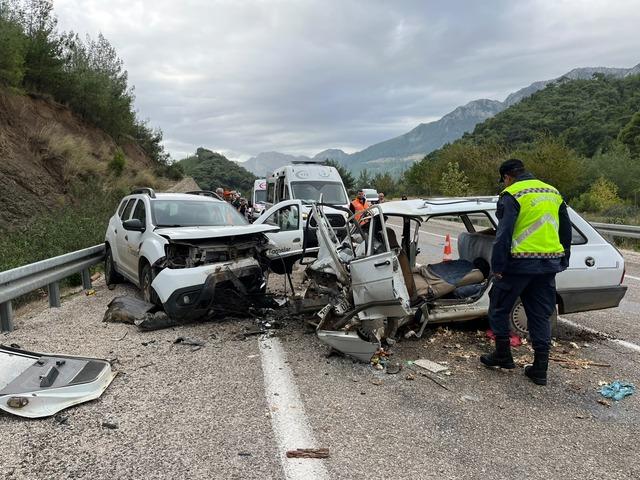 Adana da 2 otomobilin çarpıştığı kazada 1 kişi öldü, 2 kişi yaralandı 1