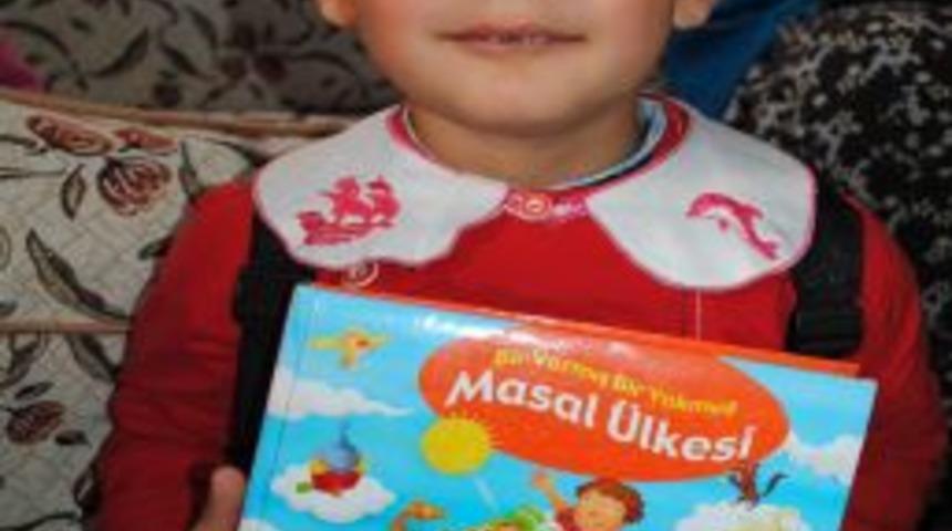 &Ccedil;ocuğa masal anlatımı kitapla tanışmasını sağlıyor