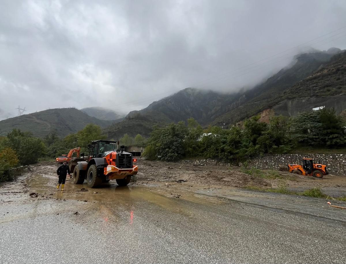Sakarya da heyelan! İki mahalle birbirinden tamamen koptu 2