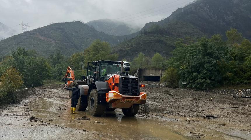 Sakarya'da heyelan! İki mahalle birbirinden tamamen koptu