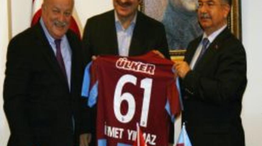 Milli Savunma Bakanı Yılmaz, Trabzonspor Kul&uuml;b&uuml;'n&uuml; ziyaret etti