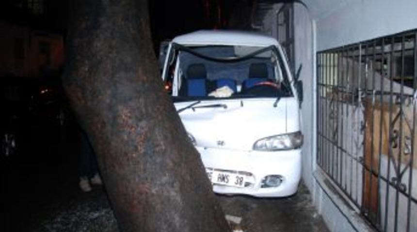 Kontrolden &ccedil;ıkan minib&uuml;s ağa&ccedil;a &ccedil;arparak durdu, 2 kişi yaralandı