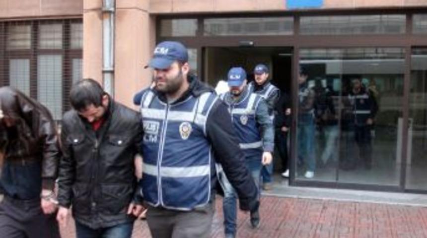 Uyuşturucu zanlıları adliyeye sevk edildi.