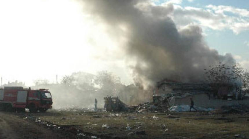 &Ccedil;ocukları &ouml;ld&uuml;r&uuml;len aile mahalleyi yaktı