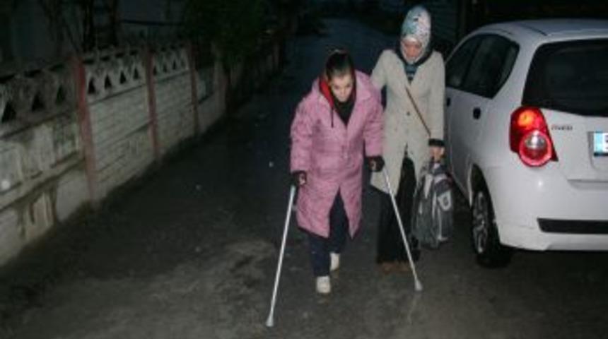 Engelli kızın hem hayatı hem de okul yolu &ccedil;ileyle dolu
