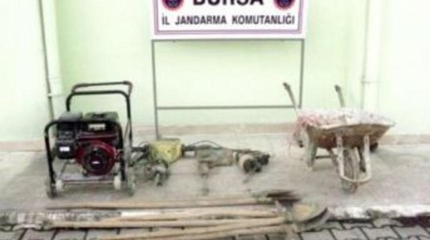 Ka&ccedil;ak kazıcılar jandarmayı g&ouml;r&uuml;nce jenerat&ouml;r&uuml; durdurmadan ka&ccedil;tı