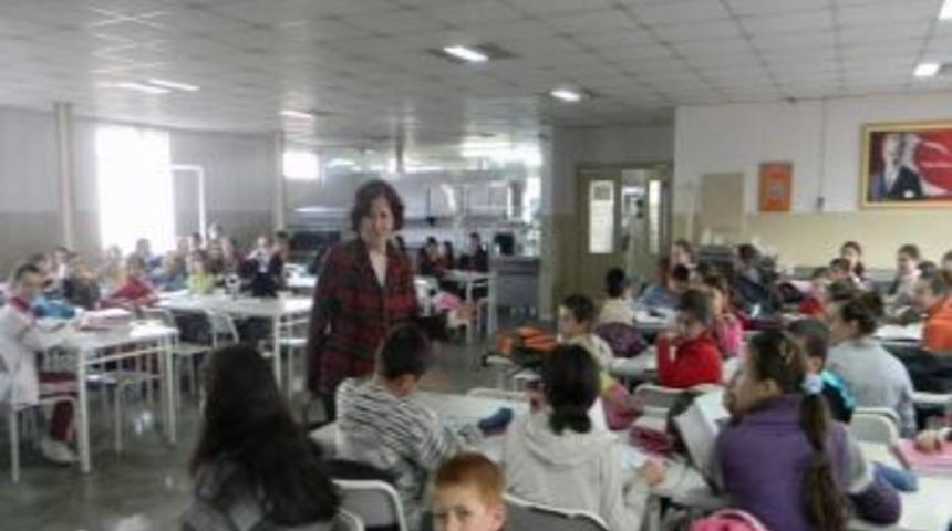 Funda Harput, Vanlı &ouml;ğrencileri ziyaret etti