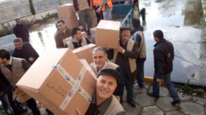 Depremzedelere giysi yardımında bulundular
