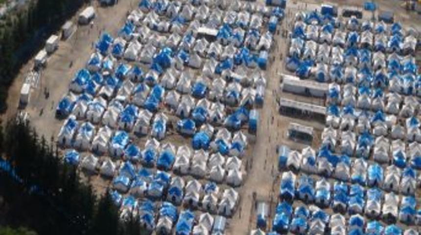 Suriyeli &ccedil;ocuklar k&ouml;t&uuml; anılarını ebru yaparak unutuyor