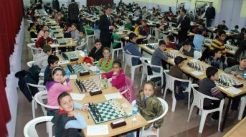 Polatlı&rsquo;da satran&ccedil; turnuvasında dereceye girenler &ouml;d&uuml;llendirildi