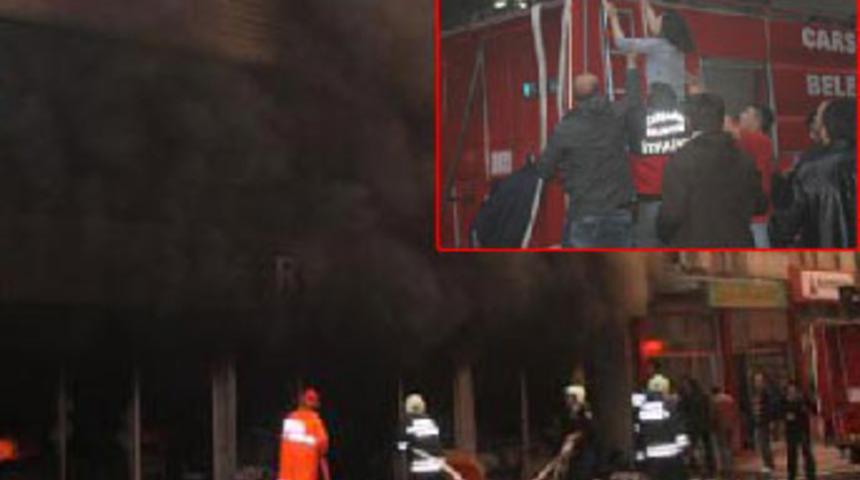 Alışveriş merkezinde yangın dehşeti; 1 &ouml;l&uuml;