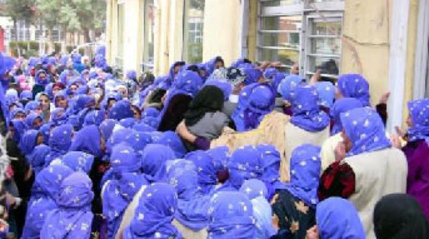 Kadınların yardım izdihamı