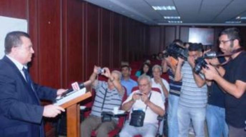 &Uuml;lgen, &ccedil;alışan gazetecileri unutmadı