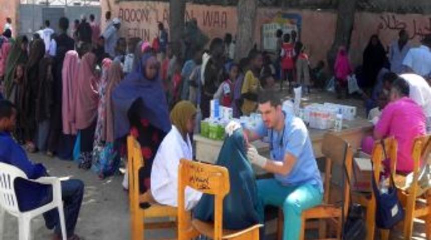 Afyonlu doktorlar izinlerini Somali&rsquo;de ge&ccedil;irdi, 6 bin 400 hasta şifa buldu