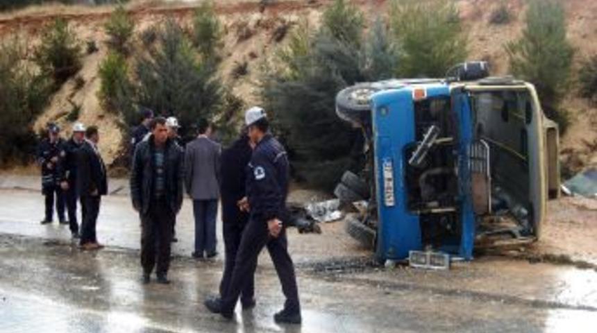 Aşırı hız yapan dolmuş takla attı: 1 &ouml;l&uuml;, 23 yaralı