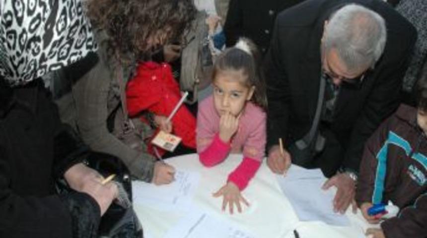 Osmaniye&rsquo;de Fransa'ya karşı imza kampanyası başlatıldı