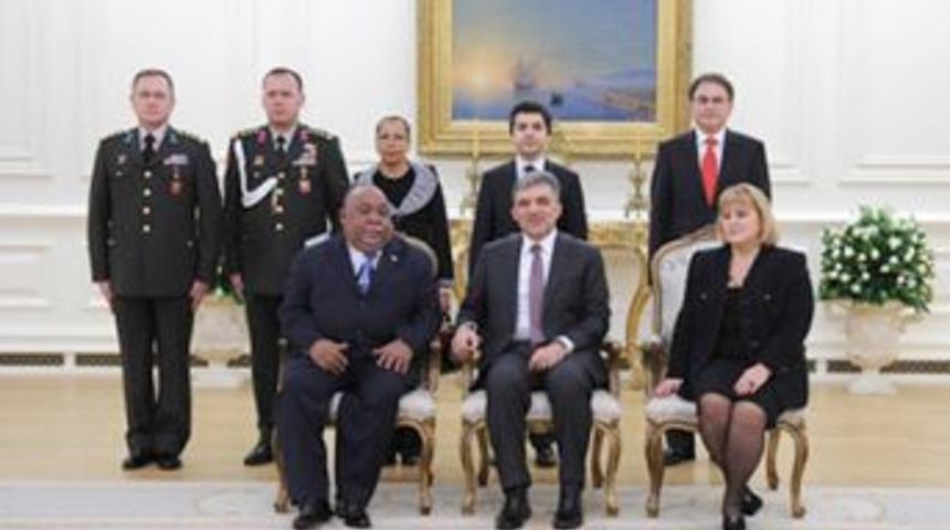 Angola B&uuml;y&uuml;kel&ccedil;isi Cumhurbaşkanı G&uuml;l'e g&uuml;ven mektubunu sundu