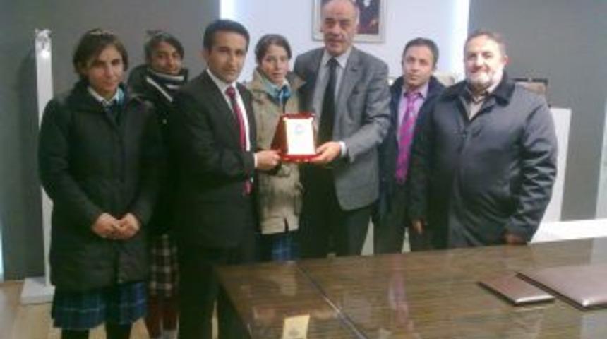 Aşkale'de yurt sorununu &ccedil;&ouml;zen Y&uuml;celik'e plaket verildi