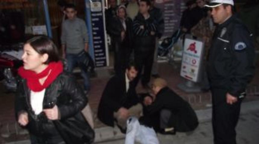 Edremit&rsquo;te dolmuş ile motosiklet &ccedil;arpıştı: 1 yaralı