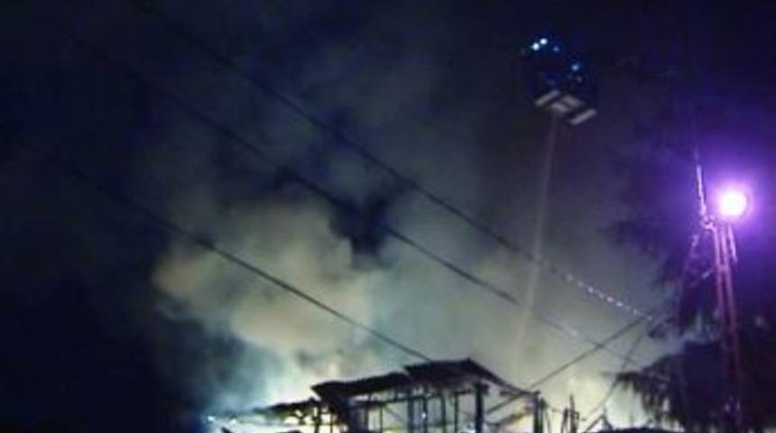 Dere yatağındaki evin &ccedil;atısı yandı, itfaiye m&uuml;dahale etmekte zorlandı