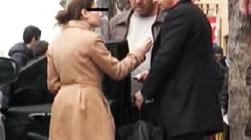 Şık giyimli g&uuml;neş g&ouml;zl&uuml;kl&uuml; su&ccedil; makinesi